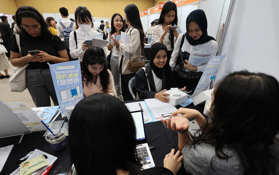Students get information from advisers at an employment fair designated for jobs linked to the Regional Specialization Foreign Talent F-2-R visa at an international job fair. [SONG BONG-GEUN]
