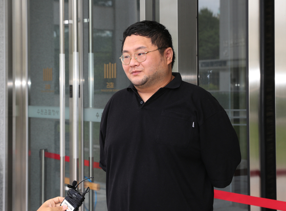Lee Jun-hee, known by his YouTube channel name GooJeYeok, appears before the prosecutors' office as he heads to the Suwon District Court in Gyeonggi, to attend an arrest warrant hearing on Friday. [JOINT PRESS CORPS]