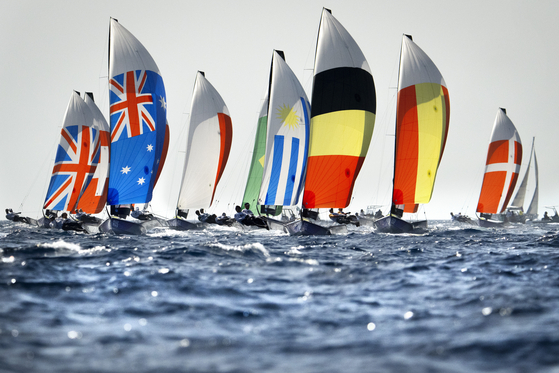 A fleet of boats competes in a men's skiff event in Marseille, France on Sunday. [AP/YONHAP]