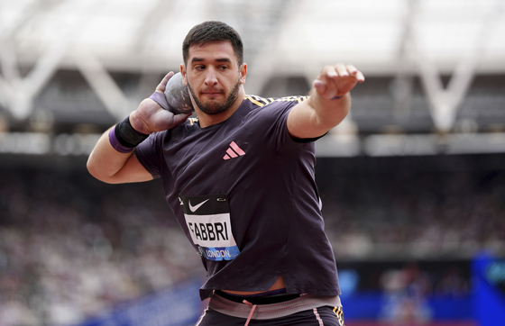 Leonardo Fabbri of Italy competes in the men's shot put competition at the Diamond League London Athletics Meet in London on July 20.  [AP/YONHAP]