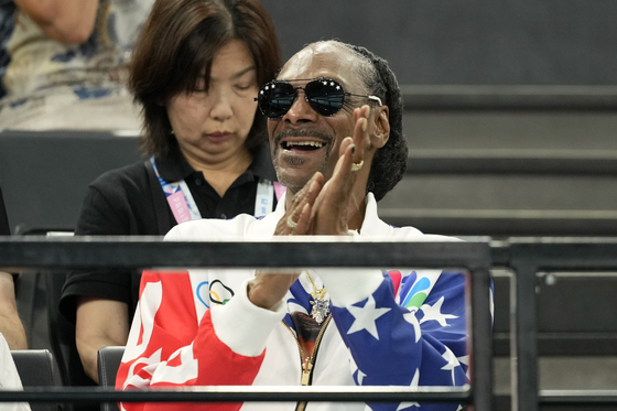 Snoop Dogg attends the women's artistic gymnastics qualification round at Bercy Arena in Paris on Sunday.  [AP/YONHAP]