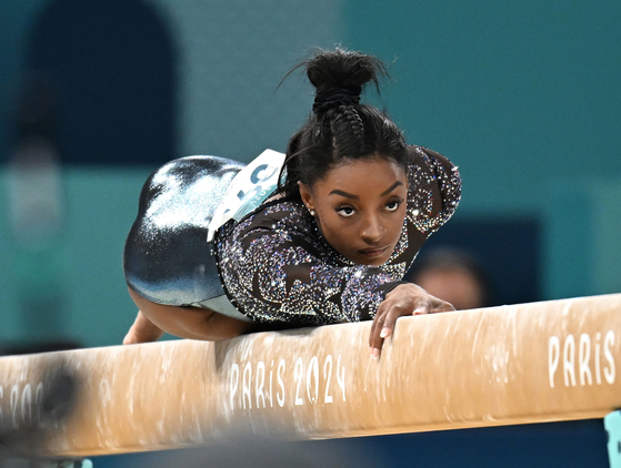 Simone Biles of the United States competes on the balance beam in the women's artistic gymnastics qualification rounds in Paris on Sunday.  [XINHUA/YONHAP]