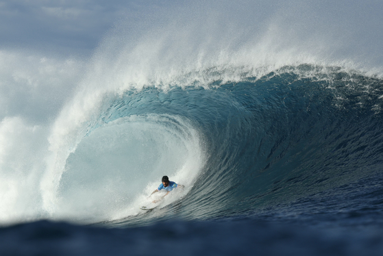 Brazil's Filipe Toledo gets a barrel in the second heat of round three the men's surfing competition in Teahupo'o, French Polynesia on Monday.  [AP/YONHAP]