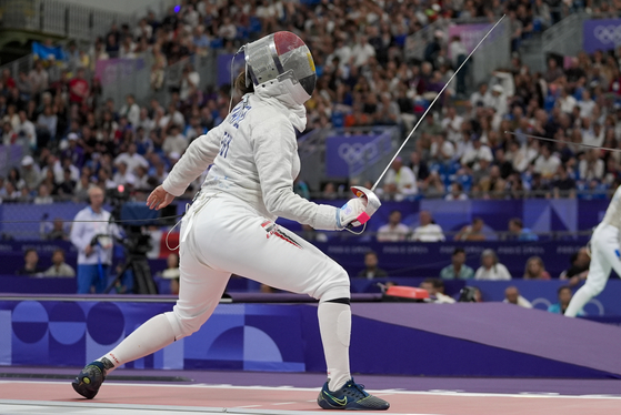 Egypt's Nada Hafez competes with the United States' Elizabeth Tartakovsky in the women's individual sabre round of 32 at the Paris Olympics at the Grand Palais in Paris on Monday.  [AP/YONHAP]