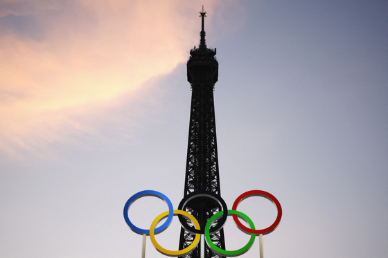 The Olympic rings and the Eiffel Tower are seen at sunset in Paris on Monday.  [REUTERS/YONHAP]