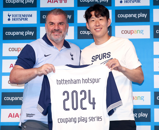 Tottenham Hotspur captain Son Heung-min, right, poses with Spurs manager Ange Postecoglou during a pre-game press conference at Seoul World Cup Stadium in western Seoul on Tuesday ahead of Wednesday's Coupang Play Series match between Spurs and Team K League. [YONHAP]