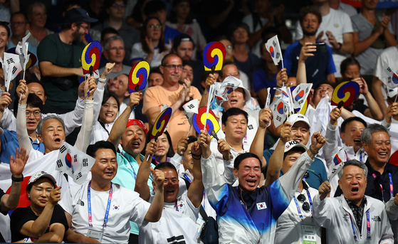 Fans react in the stands during Korean table tennis player Jang Woo-jin's round of 32 match against Jonathan Groth of Denmark at the South Paris Arena in Paris on Monday. [REUTERS/YONHAP]