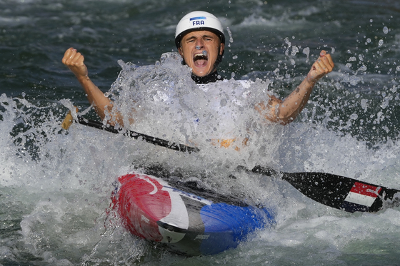 Nicolas Gestin of France reacts at the finish line of the men's canoe single finals during the canoe slalom in Vaires-sur-Marne, France on Monday. [AP/YONHAP]