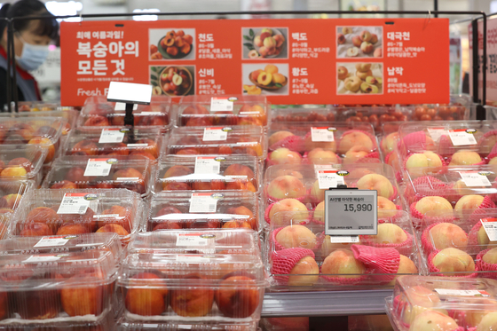 Peaches and nectarines sorted by an AI-powered system are displayed at a branch of Lotte Mart in Seoul in July. [YONHAP]
