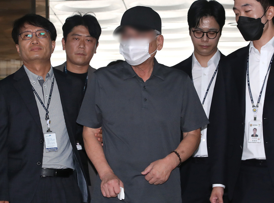 The driver responsible for a deadly car crash near Seoul City Hall that claimed nine lives appears at Seoul Central District Court on Tuesday to attend a hearing to determine whether to issue an arrest warrant for him on charges of plowing into a sidewalk near Seoul City Hall in Jung District, central Seoul, on July 1 which resultrf in 16 casualties, including none deaths. [NEWS1]