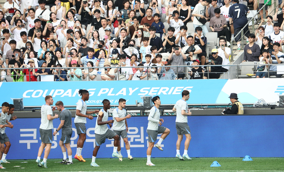 Tottenham Hotspur train in front of fans at Seoul World Cup Stadium in western Seoul on Tuesday. [YONHAP]