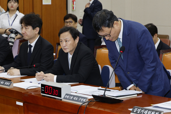 Ku Young-bae, founder and CEO of Qoo10, bows his head to apologize for the ongoing liquidity crunch at online marketplaces TMON and WeMakePrice during a hearing at the National Assembly in western Seoul on Tuesday. [NEWS1]