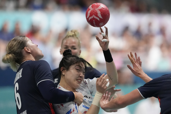 Korea's Gim Bo-eun, center, is challenged by Norway during a women's handball match at the 2024 Paris Olympics on Tuesday in Paris. [AP/YONHAP]
