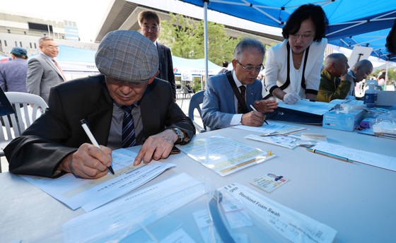 South Korean separated family members register their DNA at the first Separated Families Day event held at Gwanghwamun Square in central Seoul on Sept. 27, 2023. [NEWS1]