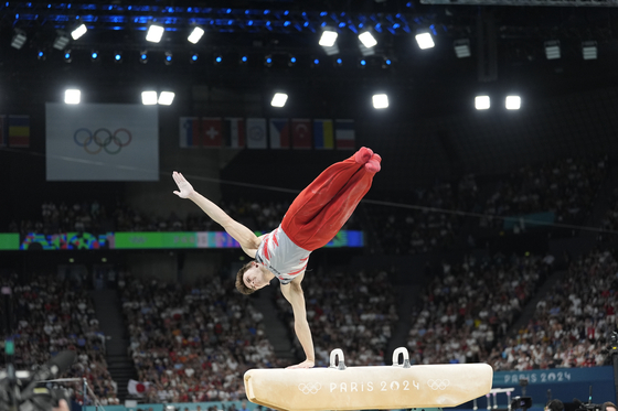 Stephen Nedoroscik of the United States performs on the pommel horse during the men's artistic gymnastics team finals at Bercy Arena in Paris on Monday.  [AP/YONHAP]