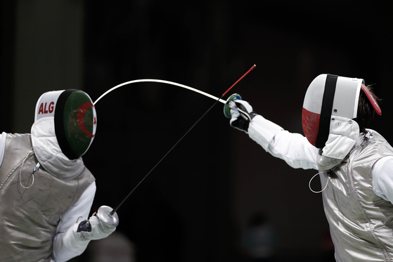 Jan Jurkiewicz of Poland, right, and Salim Heroui of Algeria compete in the men's foil individual table of 64 at the Grand Palais in Paris on Monday. [EPA/YONHAP]