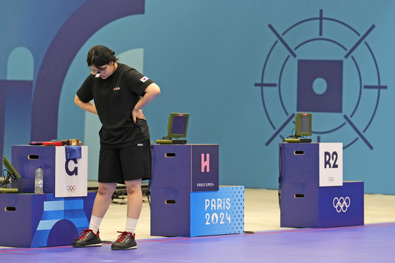 Korea's Oh Ye-Jin prepares to compete in the 10-meter air pistol mixed team bronze medal event at the 2024 Paris Olympics, on Tuesday in Chateauroux, France. [AP/YONHAP]