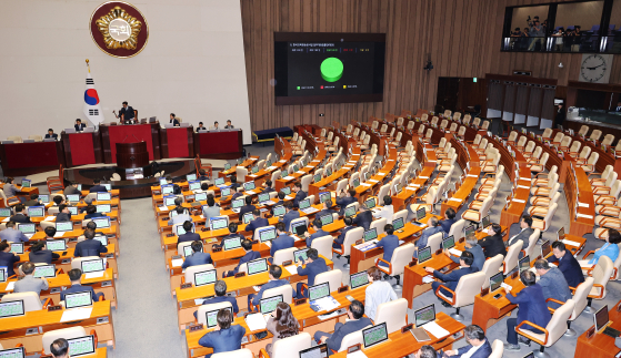 A bill amending the Korea Educational Broadcasting System Act passes in an 189-0 vote at the National Assembly in Yeouido, western Seoul, on Tuesday. The seats of conservative People Power Party members on the right are empty after they walked out from the chamber in protest. [YONHAP]