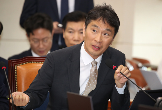 Financial Supervisory Service Gov. Lee Bok-hyun speaks during a parliamentary hearing on the ongoing liquidity crisis at Qoo10-owned online marketplaces TMON and WeMakePrice held at the National Assembly in western Seoul on Tuesday. [NEWS1]