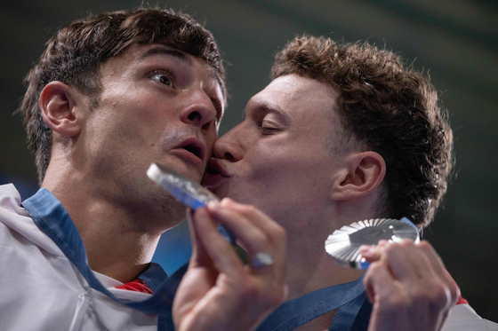 Britain's Noah Williams and Thomas Daley celebrate with their medals following the men's synchronized 10-meter platform diving final at the Paris Olympics in Saint-Denis, France on Monday. [AFP/YONHAP]