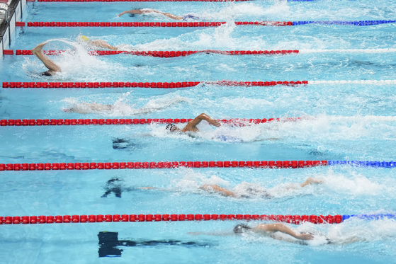 Swimmers compete in the men's 4x200-meter freestyle relay at the 2024 Paris Olympics on Tuesday in Nanterre, France. [AP/YONHAP]