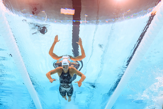 An underwater view shows the United States' Katie Grimes competing in a women's 400-meter individual medley heat during the Paris Olympics at the Paris La Defense Arena in Nanterre, France on Monday. [AFP/YONHAP]