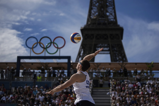 Ondrej Perusic of the Czech Republic serves during a men's pool E beach volleyball match against Canada at Eiffel Tower Stadium in Paris, France on Monday.  [AP/YONHAP]