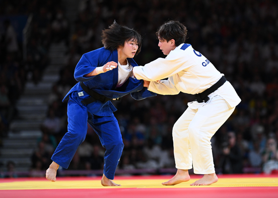 Korean judoka Huh Mi-mi, left, in action during the women’s 57-kilogram final against Christa Deguchi of Canada at the Paris Olympics at Champ-de-Mars Arena in Paris on Monday. [JOINT PRESS CORPS]