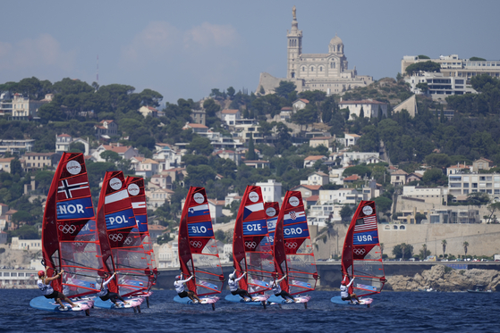 Competitors from Norway, Poland, Slovenia, the Czech Republic, Croatia, and the United States maneuver through the water during the women's windsurfing race at the Paris Olympics in Marseille, France on Monday. [AP/YONHAP]