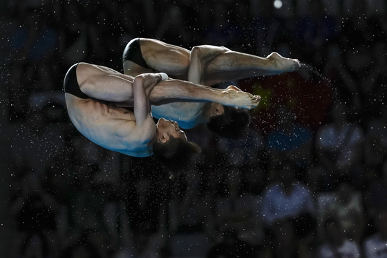 China's Lian Junjie and Yang Hao compete in the men's 10-meter synchronized platform diving final at the 2024 Paris Olympics on Monday in Saint-Denis, France. [AP/YONHAP]