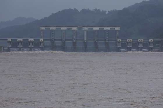 A dam in the border county of Yeoncheon, Gyeonggi, discharges water on July 23. [YONHAP] 