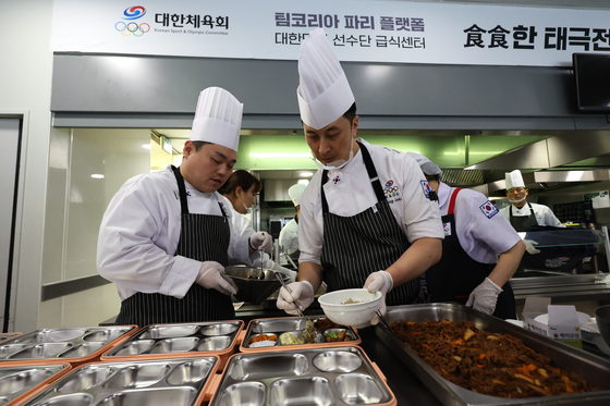 지난 7월 21일 프랑스 퐁텐블로에 위치한 한국대표팀 파리 부스에서 한국 셰프와 영양사들이 도시락에 반찬을 나눠주고 있다. [NEWS1]