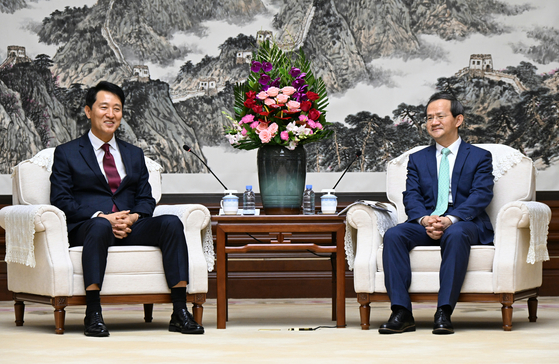 Seoul Mayor Oh Se-hoon, left, meets Beijing Mayor Yin Yong at the government complex in Beijing on Tuesday. [SEOUL METROPOLITAN GOVERNMENT]