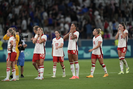 Canada reacts to their side's 2-1 win at the end of the women's Group A football match between Canada and France at Geoffroy-Guichard stadium during the Paris Olympics on Sunday in Saint-Etienne, France. [AP/YONHAP]