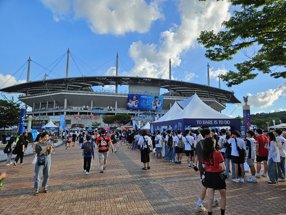 Football fans gather at Seoul World Cup Stadium in western Seoul on Wednesday ahead of a Coupang Play Series match between Tottenham Hotspur and Team K League. [PAIK JI-HWAN]