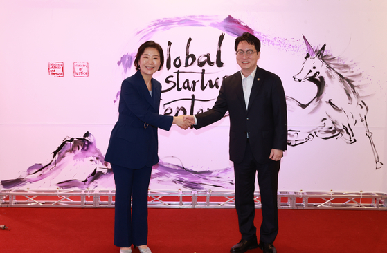 Minister of SMEs and Startups Oh Young-ju, left, and Vice Minister of Justice Shim Woo-jung pose for the photo at the opening ceremony of the Global Startup Center in southern Seoul on Wednesday. [MINISTRY OF SMES AND STARTUPS]