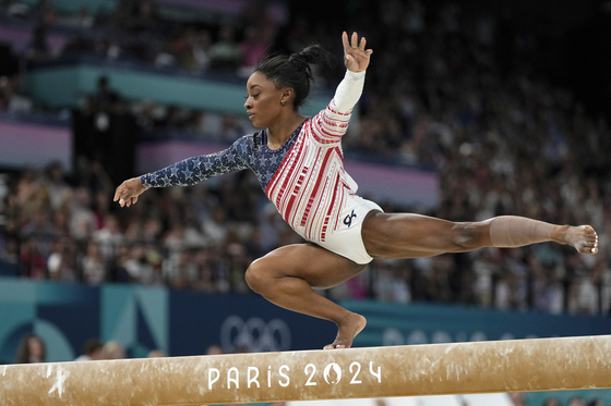 Simone Biles of the United States performs on the balance beam during the women's artistic gymnastics team finals in Paris on Tuesday.  [AP/YONHAP]