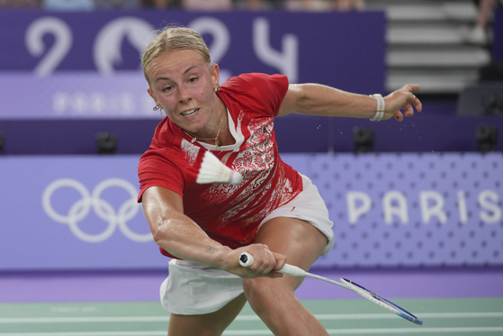 Denmark's Mia Mia Blichfeldt plays against Germany's Yvonne Li during their women's singles badminton group stage match at Porte de la Chapelle Arena during the Paris Olympics on Tuesday in Paris, France. [AP/YONHAP]