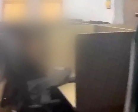 The inside of an office space used by one of the China-based voice phishing groups whose chief was arrested by Korean authorities on Wednesday. [NATIONAL INTELLIGENCE SERVICE]