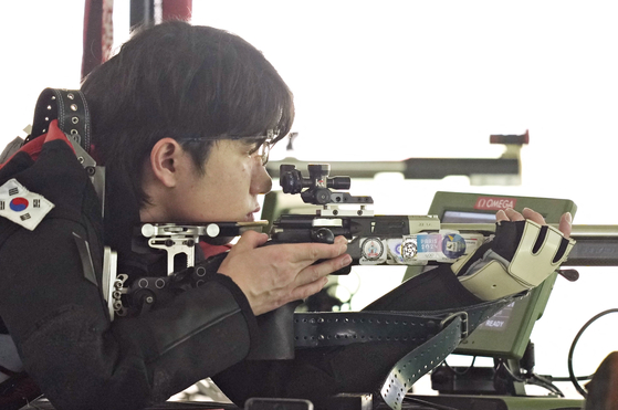 Korea's Park Ha-jun competes in the qualification round of the men's 50-meter rifle 3 positions contest at the Chateauroux Shooting Centre in Chateauroux, France on Wednesday. [REUTERS/YONHAP]