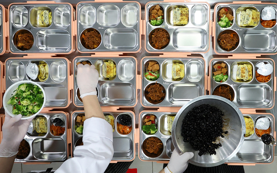 Korean chefs prepare healthy lunch boxes for athletes at the Olympic Village at the meal service center set up at the Team Korea Paris Platform in Fontainebleau in France on July. [YONHAP]