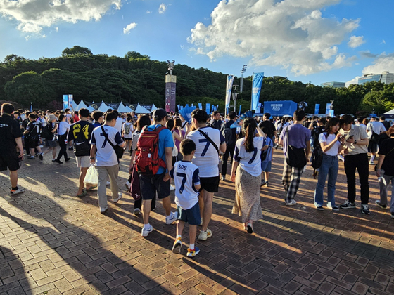 Football fans wearing No. 7 Tottenham Hotspur Son Heung-min jerseys wait outside Seoul World Cup Stadium in western Seoul on Wednesday ahead of a Coupang Play Series match between Spurs and Team K League. [PAIK JI-HWAN]