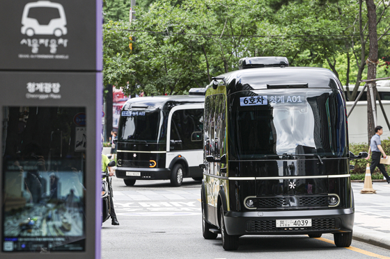 A self-driving bus navigates Cheonggye Plaza in Jung District, central Seoul, on Wednesday. [NEWS1]