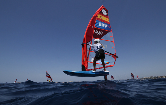 Pilar Lamadrid Trueba of Spain prepares for the women's windsurfing event at the 2024 Paris Olympics in Marseille, France on Tuesday.  [REUTERS/YONHAP]