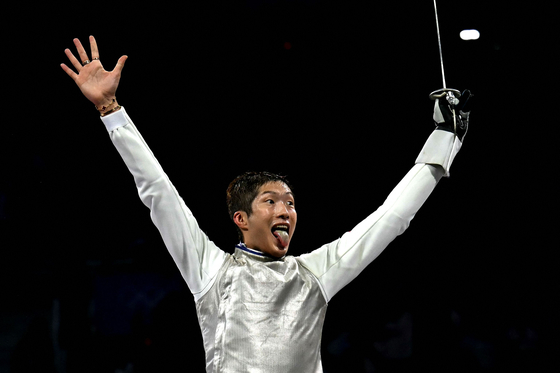 Hong Kong's Cheung Ka Long celebrates after a point against Italy's Filippo Macchi in the men's foil individual gold medal bout during the Paris Olympics at the Grand Palais in Paris on Tuesday. [AFP/YONHAP]