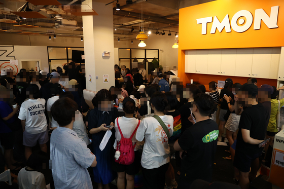 TMON customers wait to get register for refunds at the e-commerce platform's offices in Gangnam District, southern Seoul, on Friday. [YONHAP]