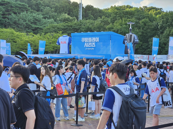 Football fans wait outside Seoul World Cup Stadium in western Seoul on Wednesday ahead of a Coupang Play Series match between Spurs and Team K League. [PAIK JI-HWAN]