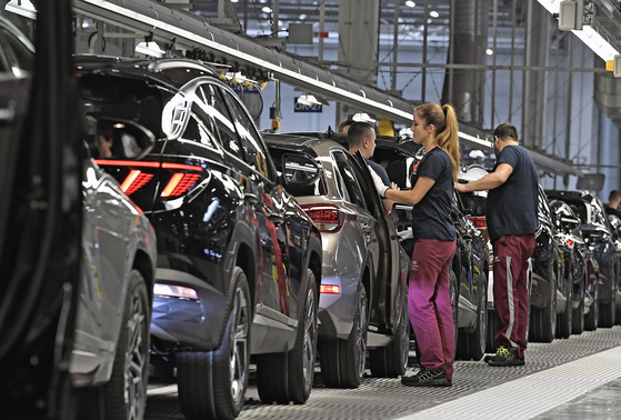 Hyundai Motor employees manufacture cars at a factory in the Czech Republic where the company produces Tucson hybrid SUVs. [HYUNDAI MOTOR]