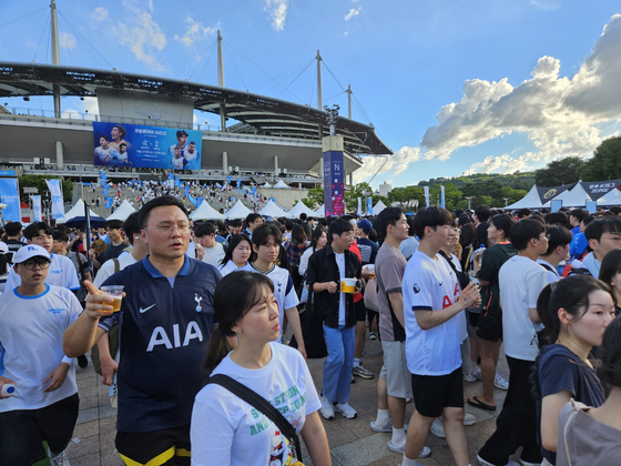 Football fans gather at Seoul World Cup Stadium in western Seoul on Wednesday ahead of a Coupang Play Series match between Tottenham Hotspur and Team K League. [PAIK JI-HWAN]