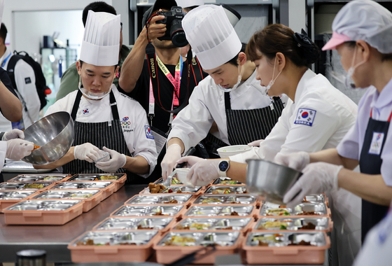 Korean chefs and nutritionists prepare lunch boxes for the national table tennis and gymnastics teams at the Team Korea Paris Platform in Fontainebleau in France on July 21 during the pre-Game training period ahead of the Paris Olympics. [NEWS1]
